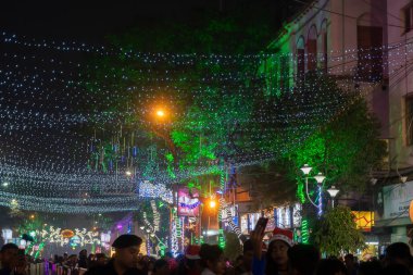 Kolkata, Batı Bengal, Hindistan - 26.12.2018: Aydınlanmış Park Caddesi 'nde aydınlatılmış ışıklar ve Noel kutlaması.