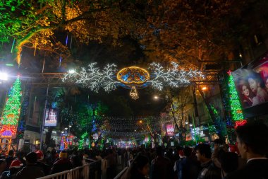Kolkata, Batı Bengal, Hindistan - 25.12.2018: Park caddesindeki aydınlatılmış aydınlık ışıklar ve Noel kutlaması, yıl sonu şenlik havası ile kutlanıyor. Gece gökyüzü arkaplanı.