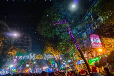 Kolkata, Batı Bengal, Hindistan - 25.12.2018: Park caddesindeki aydınlatılmış aydınlık ışıklar ve Noel kutlaması, yıl sonu şenlik havası ile kutlanıyor. Gece gökyüzü arkaplanı.