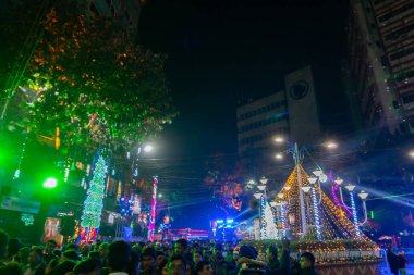 Kolkata, Batı Bengal, Hindistan - 25.12.2018: Aydınlanmış Park Caddesi ve Camac Caddesi kavşağında dekore edilmiş ışıklar ve Noel kutlaması. Vatandaşlar sevinçle eğleniyor ve yıl sonu şenlik havasında..