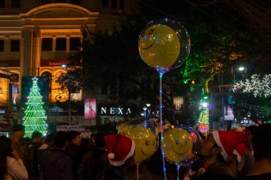 Kolkata, Batı Bengal, Hindistan - 25.12.2018: Aydınlanmış Park caddesinde aydınlatılmış balonlar, ışıklar ve Noel kutlaması neşe ve yıl sonu şenlik havasıyla sona erdi. Karanlık gökyüzü arkaplanı.