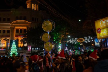 Kolkata, Batı Bengal, Hindistan - 25.12.2018: Aydınlanmış Park caddesinde aydınlatılmış balonlar, ışıklar ve Noel kutlaması neşe ve yıl sonu şenlik havasıyla sona erdi. Karanlık gökyüzü arkaplanı.