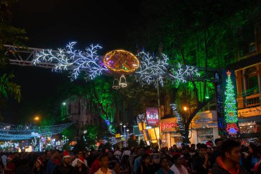Kolkata, Batı Bengal, Hindistan - 26.12.2018: Aydınlanmış Park Caddesi 'nde aydınlatılmış ışıklar ve Noel kutlaması.