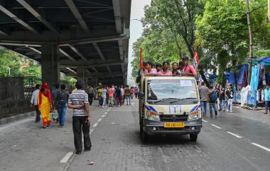 Kolkata, West Bengal, India - 21st July 2022 : All India Trinamool Congress Party, AITC or TMC, at Ekushe July, Shadid Dibas, Martyrs day rally. Party supporters arriving on vans.
