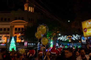Kolkata, Batı Bengal, Hindistan - 25.12.2018: Aydınlanmış Park caddesinde aydınlatılmış balonlar, ışıklar ve Noel kutlaması neşe ve yıl sonu şenlik havasıyla sona erdi. Karanlık gökyüzü arkaplanı.