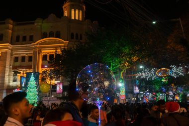 Kolkata, Batı Bengal, Hindistan - 26.12.2018: Park Caddesi 'nde aydınlatılmış balon, ışık ve Noel kutlaması, yıl sonu şenlik havası. Karanlık gökyüzü arkaplanı.