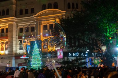 Kolkata, Batı Bengal, Hindistan - 26.12.2018: Aydınlanmış Park Caddesi 'nde aydınlatılmış ışıklar ve Noel kutlaması.