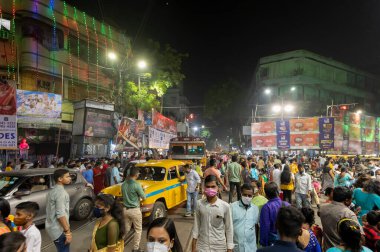 Kolkata, Batı Bengal, Hindistan - 12 Ekim 2021: Eğlence şehrinde geleneksel Durga Puja, UNESCO 'nun soyut kültür mirası. Gece vakti ünlü Puja pandalını ziyaret etmek için acele edenler.
