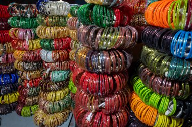 Güzel Rajasthani Bangles Jodhpur, Rajasthan, Hindistan 'daki ünlü Sardar Market ve Ghanta Ghar Saat Kulesinde satılıyor..