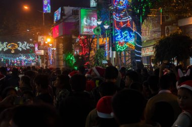 Kolkata, Batı Bengal, Hindistan - 26.12.2018: Aydınlanmış Park Caddesi 'nde aydınlatılmış ışıklar ve Noel kutlaması.