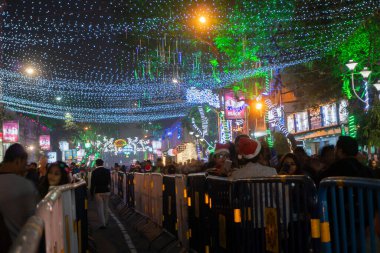 Kolkata, Batı Bengal, Hindistan - 26.12.2018: Aydınlanmış Park Caddesi 'nde aydınlatılmış ışıklar ve Noel kutlaması.
