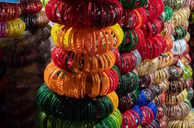 Güzel Rajasthani Bangles Jodhpur, Rajasthan, Hindistan 'daki ünlü Sardar Market ve Ghanta Ghar Saat Kulesinde satılıyor..