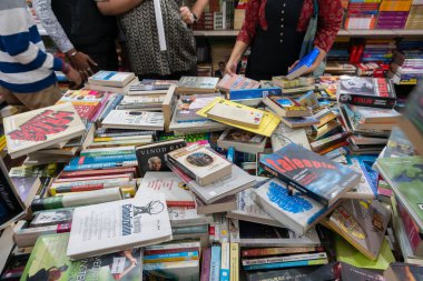 Kolkata, Batı Bengal, Hindistan - 2 Şubat 2020: Sergilenen kitaplar. Her yaştan erkek ve kadın kitap severler en sevdikleri kitapları Kolkata Kitap Fuarı 'nda arıyorlar. Dünyanın en büyük kitap fuarı..