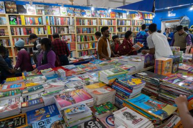 Kolkata, Batı Bengal, Hindistan - 2 Şubat 2020: Sergilenen kitaplar. Her yaştan erkek ve kadın kitap severler en sevdikleri kitapları Kolkata Kitap Fuarı 'nda arıyorlar. Dünyanın en büyük kitap fuarı..
