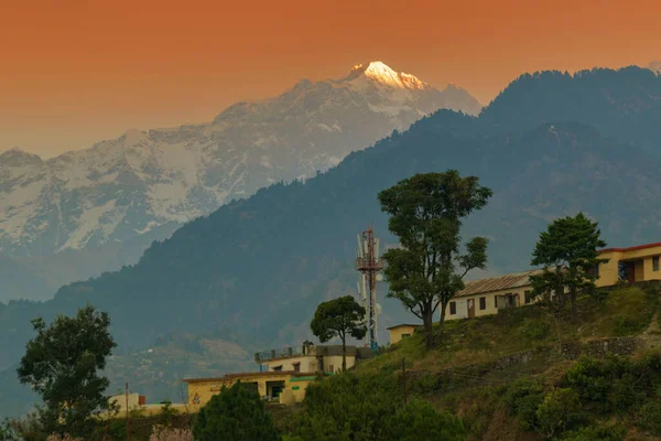 Pico Nevado Cordillera Choukhamba Con Bungalows Turísticos Resorts Deoriatal Uttarakhand — Foto de Stock