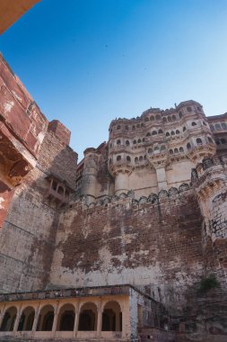 Hindistan 'daki ünlü Mehrangarh kalesi, Jodhpur, Rajasthan, antik büyük taş duvarların manzarası. Antik mimari Rajput dönemi. UNESCO dünya mirası bölgesi dünya çapında turistler arasında popüler.