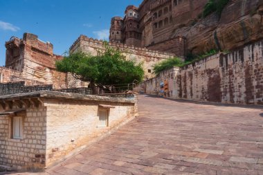 Mehrangarh kalesi, Jodhpur, Rajasthan, Hindistan. Ünlü kalenin giriş manzarası. Rajput döneminin antik mimarisi. Fort, UNESCO dünya mirası bölgesi dünya çapında turistler arasında popüler bir yer..
