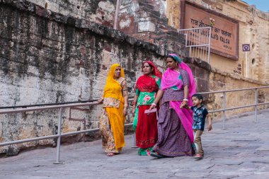Jodhpur, Rajasthan, Hindistan - 19 Ekim 2019: Renkli Hint sarileri giyen Rajasthani kadınları Mehrangarh kalesine girdiler. Unesco Dünya Mirası Bölgesi, uluslararası turistler için popüler turizm merkezi.