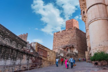 Jodhpur, Rajasthan, Hindistan - 19 Ekim 2019: Eski ünlü Mehrangarh kalesini ziyaret eden modern elbiseli Hintli turistler. Fort, UNESCO dünya mirası bölgesi dünya çapında turistler arasında popüler bir yer..