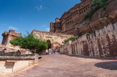 Jodhpur, Rajasthan, Hindistan - 19 Ekim 2019: Meşhur Mehrangarh kalesinin girişi, Jodhpur, Rajasthan, Hindistan. Mehrangarh Kalesi, UNESCO 'nun dünya turistleri arasında popüler bir dünya mirası sahası.
