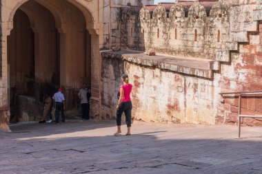 Jodhpur, Rajasthan, Hindistan - 19 Ekim 2019: Ünlü Mehrangarh kalesini ziyaret eden yabancı kadın turist. Mehrangarh Kalesi, UNESCO 'nun dünya turistleri arasında popüler bir dünya mirası sahası.