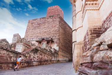 Jodhpur, Rajasthan, Hindistan - 19 Ekim 2019: Mehrangarh Kalesi, Mehrangarh Kalesi 'ne tırmanan yabancı kadın turist dünya turistleri arasında popüler bir UNESCO dünya mirası sahası.
