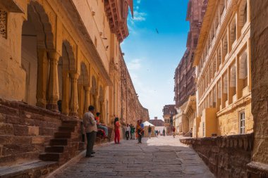 Jodhpur, Rajasthan, Hindistan - 19 Ekim 2019: Meşhur Mehrangarh kalesi, Jodhpur, Rajasthan, Hindistan. Mehrangarh Kalesi, UNESCO 'nun dünya turistleri arasında popüler bir dünya mirası sahası.