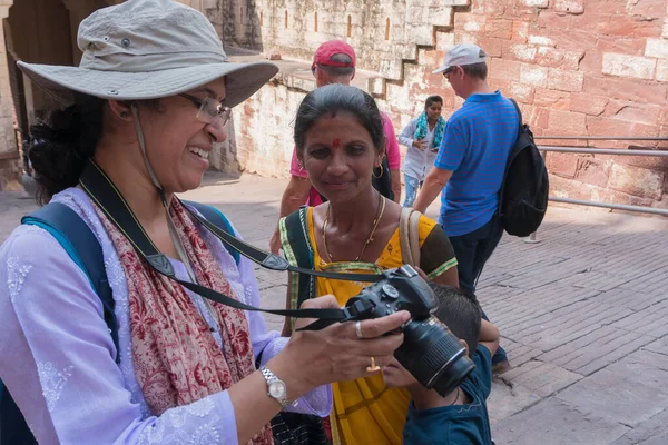 Jodhpur, Rajasthan, Hindistan - 19 Ekim 2019: Mehrangarh kalesinde, kameranın LCD 'sinde Rajasthani' ye fotoğraf gösteren modern elbiseler giyen Hintli kadın..