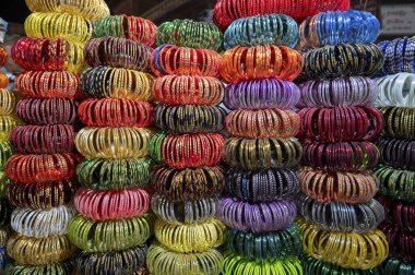 Güzel Rajasthani Bangles Jodhpur, Rajasthan, Hindistan 'daki ünlü Sardar Market ve Ghanta Ghar Saat Kulesinde satılıyor..