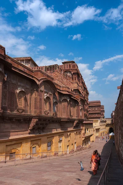 Jodhpur, Rajasthan, Hindistan - 19 Ekim 2019: Jharokha, bir binanın duvarından yansıyan taş pencere, üst kattaki Mehrangarh kalesi, popüler UNESCO dünya mirası alanı.