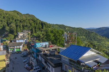 Kaluk, Sikkim, Hindistan - 18 Ekim 2016: Doğu Himalayalar eteğindeki bir turistik yer olan Kaluk 'un sakin manzarası, Batı Sikkim. Doğal güzelliği ve dağlardaki tuhaf yerleşimiyle ünlüdür..