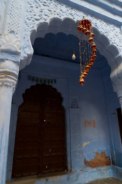印度拉贾斯坦邦Jodhpur市的传统木门和蓝色房子前悬挂着设计师的长椅 从历史上看 印度教婆罗门人过去常常用蓝色粉刷自己的房子 — 图库照片
