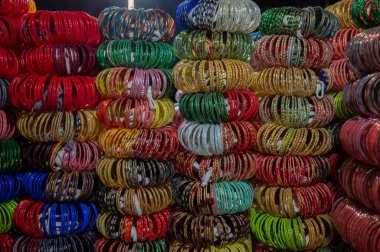 Güzel Rajasthani Bangles Jodhpur, Rajasthan, Hindistan 'daki ünlü Sardar Market ve Ghanta Ghar Saat Kulesinde satılıyor..