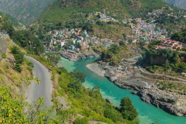 Devprayer, God Confluence, Garhwal, Uttarakhand, Hindistan. Burada Alaknanda, Bhagirathi Nehri ile buluşur ve her iki nehir de daha sonra Ganj Nehri veya Ganga olarak akar. Hindu dindarlar için kutsal bir yer..