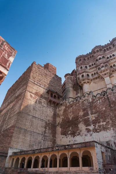 从下面俯瞰印度拉贾斯坦邦Jodhpur著名的Mehrangarh要塞古老的巨大石墙 拉杰普特时代的古代建筑在全世界游客中很受欢迎的教科文组织世界遗产 — 图库照片