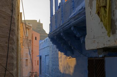 Jodhpur şehrinin geleneksel mavi renkli evi, Rajsthan, Hindistan. Mavi Hindu Brahmanlar için semboliktir, üst kasttan olmak..