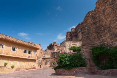 Mehrangarh kalesi, Jodhpur, Rajasthan, Hindistan. Ünlü kalenin giriş manzarası. Rajput döneminin antik mimarisi. Fort, UNESCO dünya mirası bölgesi dünya çapında turistler arasında popüler bir yer..