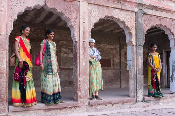 Jodhpur, Rajasthan, Hindistan - 19 Ekim 2019: Mehrangarh kalesinde geleneksel renkli rajasthani elbiseler giyen güzel orta yaşlı Rajasthani kadınları. Rajasthan renklerle dolu..