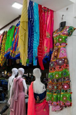 Kadın mankeni, Rajasthani kadın kıyafetleri... Akşamları ünlü Sardar Market ve Ghanta Ghar Saat Kulesi 'ndeki bir dükkanda satılıyor..