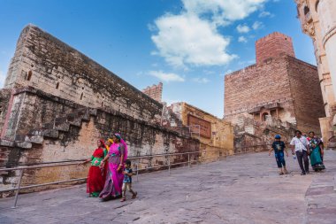 Jodhpur, Rajasthan, Hindistan - 19 Ekim 2019: Antik taş mimarisi ünlü Mehrangarh kalesini ziyaret eden turistler. Mehrangarh Kalesi, UNESCO 'nun dünya turistleri arasında popüler bir dünya mirası sahası.