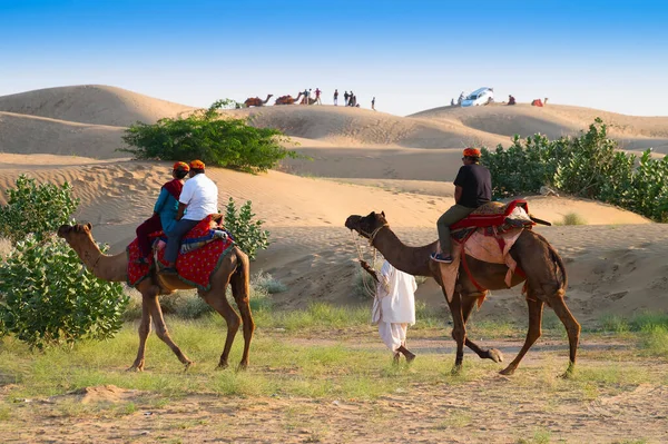 Turyści Jadący Wielbłądach Camelus Dromedarius Wydmach Pustyni Thar Wielbłąda Jazda — Zdjęcie stockowe