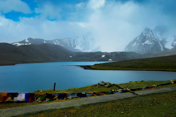 stock image Gurudongmar Lake, one of the highest lakes in the world and India,17,800 ft, Sikkim, India. Considered sacred by Buddhists, Sikhs and Hindus. The lake is named after Guru Padmasambhava, Guru Rinpoche.