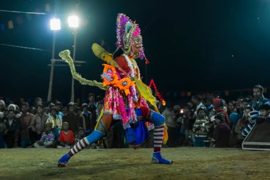 Purulia, Batı Bengal, Hindistan - 23 Aralık 2015: Chhau dansı veya Chhou dansı. UNESCO 'nun İnsanlığın Soyut Kültürel Mirası. Lord Hanuman gibi maskeli bir erkek dansçı, geceleri köyde gösteri yapıyor..