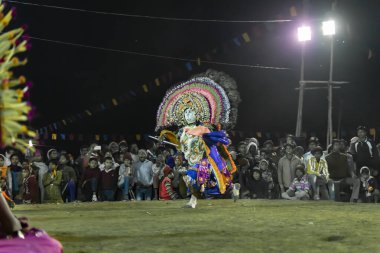 Purulia, Batı Bengal, Hindistan - 23 Aralık 2015: Purulia 'nın Chhau dansı. UNESCO 'nun İnsanlığın Soyut Kültürel Mirası. Gece dans eden Tanrı Krishna gibi maskeli bir erkek dansçı..