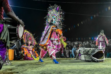 Purulia, Batı Bengal, Hindistan - 23 Aralık 2015: Purulia 'nın Chhau dansı. UNESCO 'nun İnsanlığın Soyut Kültürel Mirası. Timsah gibi giyinmiş adamlar ve tanrılarla savaşan iblisler..
