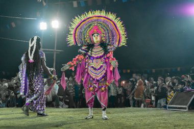 Purulia, Batı Bengal, Hindistan - 23 Aralık 2015: Purulia 'nın Chhau dansı. UNESCO 'nun İnsanlığın Soyut Kültürel Mirası. Kadın Tanrı 'ya şikayet ediyor, maskeli erkek dansçılar cennette.