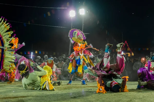 2015年12月23日 インド 西ベンガル州プルーリアにて チャウ ダンスまたはチョウ ダンス ユネスコの無形文化遺産 仮面の男踊り手は半人寺様夜は踊り手の鬼を殺す — ストック写真