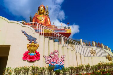 Guru Padmasambhava 'nın kutsal heykelinin geniş açılı görüntüsü veya lotus, Guru Rinpoche, Mavi gökyüzü ve beyaz bulutlar, Samdruptse, Sikkim, Hindistan.