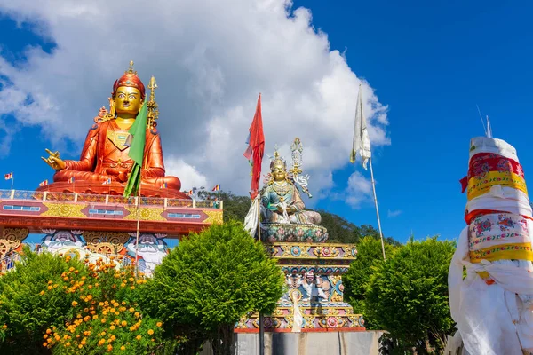 Guru Padmasambhava的圣像或从莲花 Guru Rinpoche 蓝天和白云中诞生的圣像的广角图 印度锡金Samdbankruptcy — 图库照片