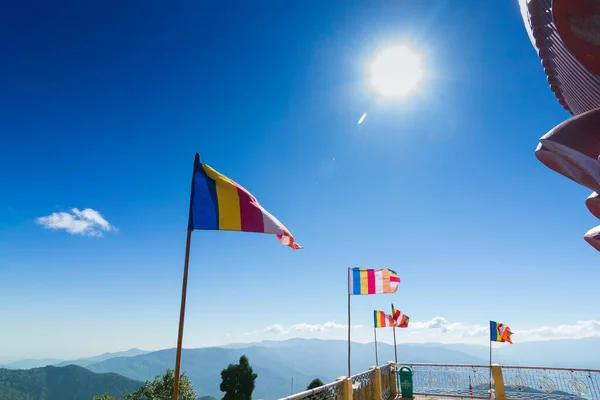 Kolorowe Buddyjskie Flagi Modlitewne Machają Silnym Wiatrem Samdruptse Ogromnym Buddyjskim — Zdjęcie stockowe